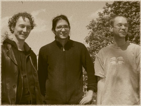 Man sieht hier die ursprüngliche Triobesetzung von Hiroi. Von Links nach Rechts: Thomas Froschauer, Michiru Ripplinger, Stefan Lackner.